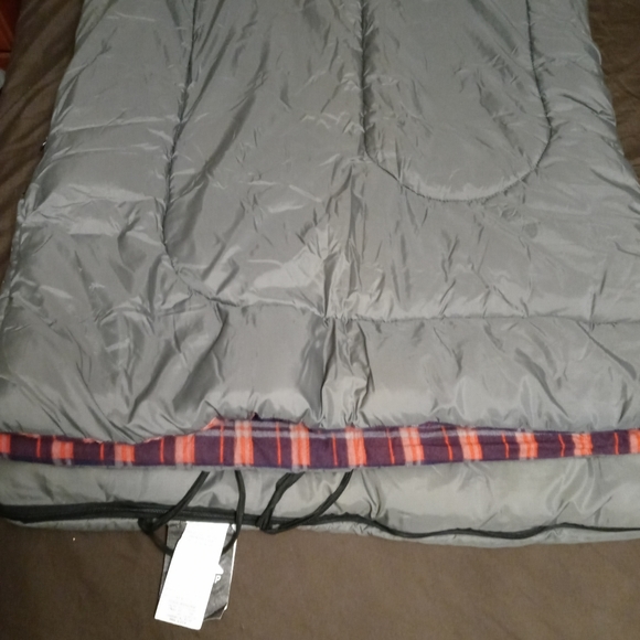 🦌🦃BASE CAMP💤SLEEPING BAG🎒🚜🏘LARGE AND THICK FOR WARMTH. 🇺🇸 - Picture 6 of 16